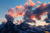 Wolken bei Sonnenuntergang über Hochblassen und Alpspitze, Blick vom Schachen, Wettersteingebirge, Alpen, Oberbayern, Bayern, Deutschland, Europa