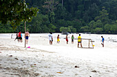 Menschen spielen Fussball am Hat Mai Ngam Strand, Koh Surin Meeresnationalpark, Andamanensee, Thailand