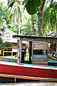 Schiff als Dekoration in einem Resorts auf Koh Jum, Koh Jum, Andamanensee, Thailand