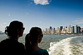 Skyline von Manhattan von der Staten Island Ferry aus, Manhattan, New York, USA