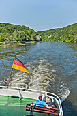 Paar auf Ausflugsboot auf der Donau, Donaudurchbruch bei Weltenburg, Kehlheim, Bayern, Deutschland, Europa