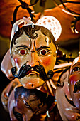 Masken der Schellenrührer hängen an einer Lampe, Mittenwald, Bayern, Deutschland, Europa