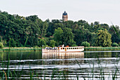 Havel, Tiefer See mit Fahrgastschiff Fridericus Rex, Flatowturm und Babelsberger Park im Hintergrund, Babelsberg, Potsdam, Land Brandenburg, Deutschland