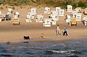 Spaziergaenger am Strand, Seebad Heringsdorf, Ostsee, Insel Usedom, Mecklenburg-Vorpommern, Deutschland