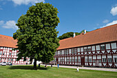 Innenhof mit Parkanlage im Aalborghus Schloss, Aalborg, Nordjütland, Dänemark
