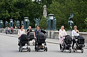 Junge Mütter mit Kinderwagen passieren Skulpturen im Vigelandsparken Park, Frogner, Oslo, Südnorwegen, Norwegen