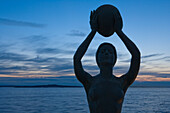 Skulptur an Bord von Kreuzfahrtschiff MS Deutschland (das ZDF Traumschiff der Reederei Peter Deilmann) in der Abenddämmerung, nahe Drammen, Oslo, Südnorwegen, Norwegen