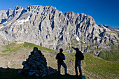 Zwei Wanderer betrachten Felswand, Tschingelgrat, Hinteres Lauterbrunnental, Kanton Bern, Schweiz