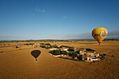 Heissluftballon fliegt über Felder und einen Hof, Ebene Es Pla, Mallorca, Balearen, Spanien, Europa