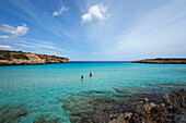 Menschen baden in der Bucht, Cala Varques, Mallorca, Balearen, Spanien, Europa