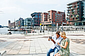 Paar mit einer Digitalkamera an den Magellan-Terrassen, HafenCity, Hamburg, Deutschland