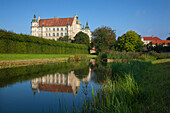 Renaissance-Schloss spiegelt sich in einem Kanal, Güstrow, Mecklenburgische Schweiz, Mecklenburg-Vorpommern, Deutschland, Europa