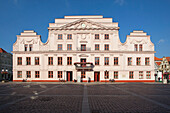 Rathaus im Sonnenlicht, Güstrow, Mecklenburgische Schweiz, Mecklenburg-Vorpommern, Deutschland, Europa