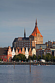 Blick über die Warnow zur Altstadt mit Marienkirche, Rostock, Ostsee, Mecklenburg-Vorpommern, Deutschland, Europa