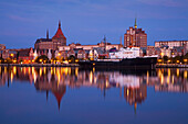 Blick über die Warnow zur Altstadt mit Marienkirche am Abend, Rostock, Ostsee, Mecklenburg-Vorpommern, Deutschland, Europa