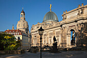 Frauenkirche und Hochschule für Bildende Künste mit Glaskuppel und Standbild Gottfried Semper, Dresden, Sachsen, Deutschland, Europa