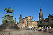 Passanten am Theaterplatz, Reiterstandbild König Johann, Hofkirche und Residenzschloss, Dresden, Sachsen, Deutschland, Europa