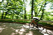 Rennradfahrer auf einer Landstraße, Bergisches Land, Nordrhein-Westfalen, Deutschland
