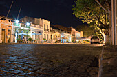 Historische Häuser und Restaurants im Hafen am Abend, Canavieiras, Costa do Cacau, Bundesstaat Bahia, Brasilien, Südamerika, Amerika