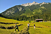 Menschen auf einer Almwiese am Rofan im Achenseegebiet, Tirol, Österreich, Europa