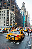 Verkehr auf der Lexington Avenue, Chrysler Building im Hintergrund, Manhattan, New York City, New York, USA