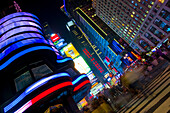 Menschen auf dem nächtlichen Times Square, Manhattan, New York, USA, Amerika