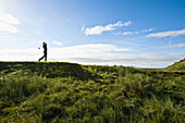 Golfspieler beim Abschlag, Norderney, Ostfriesischen Inseln, Niedersachsen, Deutschland