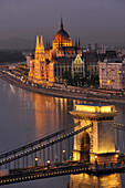 Blick auf die Donau mit Kettenbrücke und Parlament bei Nacht, Budapest, Ungarn, Europa