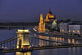 Blick auf die Donau mit Kettenbrücke und Parlament bei Nacht, Budapest, Ungarn, Europa