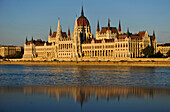 Parlament an der Donau im Licht der Abendsonne, Budapest, Ungarn, Europa