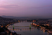 Blick über Burgberg, Donau und Kettenbrücke am Abend, Budapest, Ungarn, Europa