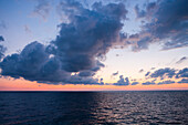 Dramatische Wolkenstimmung über der Ostsee in der Abenddämmerung, Blick von Kreuzfahrtschiff MS Astor, Transocean Kreuzfahrten, während einer Kreuzfahrt durch die Ostsee, nahe Schweden, Europa