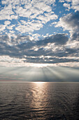 Wolken und Sonnenuntergang,  Blick von Kreuzfahrtschiff MS Astor (Transocean Kreuzfahrten) während einer Kreuzfahrt durch die Ostsee, nahe Helsinki, Finnland, Europa