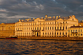Häuserfronten am Fluss Newa im goldenen Spätnachmittagslicht, Sankt Petersburg, Russland, Europa