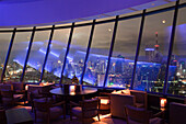 Innenaufnahme Three Sixty Bar im Millennium Hilton Hotel mit Blick auf Skyline bei Nacht, Bangkok, Thailand, Asien
