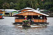 Boot zieht Party und Restaurant Floß auf dem Fluss River Kwai Noi, nahe Kanchanaburi, Thailand, Asien