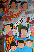 Buntes Gemälde mit Comics an einer Ladenwand, Thong Pha Phum, Kanchanaburi, Thailand, Asien