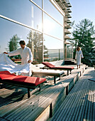 Hotelgäste auf einer Sonnenterrasse, Vigilius Mountain Resort, Vigiljoch, Lana, Trentino-Südtirol, Italien