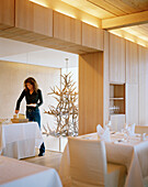 Frau am Frühstücksbuffet im Hotelrestaurant, Vigilius Mountain Resort, Vigiljoch, Lana, Trentino-Südtirol, Italien