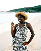 Seychelloise am Strand Grand Anse, La Digue, La Digue and Inner Islands, Republik Seychellen, Indischer Ozean
