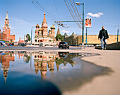 Strasse und Pfütze vor Rotem Platz und Basilius Kathedrale, Moskau, Russische Föderation, Russland, Europa