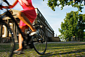 Frau fährt E-Bike, Radtour, Schloss Rosenstein, Rosensteinpark, Stuttgart, Baden-Württemberg, Deutschland