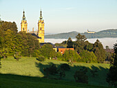 Basilika Vierzehnheiligen mit Kloster Banz im Hintergrund, Oberes Maintal, Oberfranken, Franken, Bayern, Deutschland