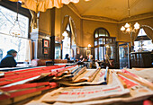 Zeitungen in einem Kaffeehaus, Café Sperl, Gumpendorfer Gürtel, Wien, Österreich, Europa