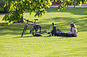 Junges Paar auf einer Wiese im Stadtpark, 1. Bezirk, Wien, Österreich, Europa