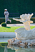 Brunnen mit Statue am Schloss Belvedere, Wien, Österreich, Europa