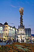 Menschen vor der Dreifaltigkeitssäule auf dem Hauptplatz, Linz, Oberösterreich, Österreich, Europa