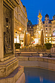 Beleuchtete Pestsäule in der Fußgängerzone am Abend, Graben, 1. Bezirk, Wien, Österreich, Europa