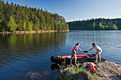 Junges Paar mit Kanu am Ufer des Ottensteiner Stausees, Niederösterreich, Österreich, Europa