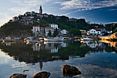 Blick auf Boote vor der Hafenstadt Vrbnik im Abendlicht, Kvarner Bucht, Insel Krk, Istrien, Kroatien, Europa